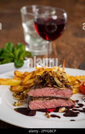 Scheiben von einem gegrillten Steak Stockfoto