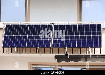 Ein Balkonkraftwerk ist auch für ältere Häuser geeignet. Solarmodule zur Stromerzeugung auf einem Balkon Stockfoto