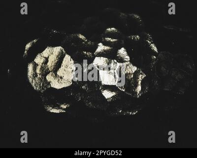 Wellglas, Rücklichtquelle. Spiel von Blendungen und Reflexionen auf einer transparenten, unebenen Oberfläche. Dunkle und helle abstrakte asymmetrische, mehrfach beleuchtete Ebenen. Abstrakter holpriger Hintergrund Stockfoto