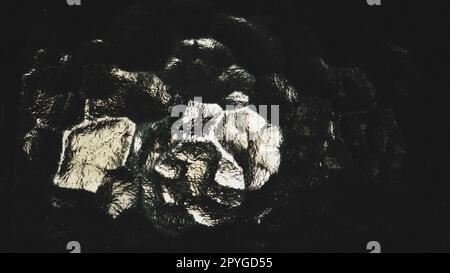 Wellglas, Rücklichtquelle. Spiel von Blendungen und Reflexionen auf einer transparenten, unebenen Oberfläche. Dunkle und helle abstrakte asymmetrische, mehrfach beleuchtete Ebenen. Abstrakter holpriger Hintergrund Stockfoto