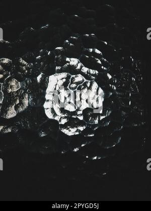 Wellglas, Rücklichtquelle. Das Spiel von Blendung und Reflexionen auf einer transparenten, unebenen Oberfläche. Dunkle und helle abstrakte asymmetrische, mehrfach beleuchtete Ebenen. Abstrakter seltsamer Hintergrund Stockfoto