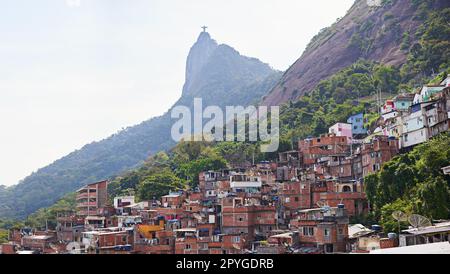 Die ärmere Seite Brasiliens. Slums an einem Berghang in Rio de Janeiro, Brasilien. Stockfoto