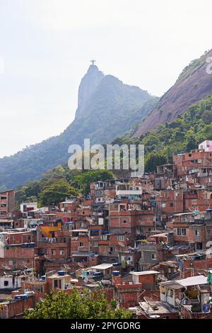 Die Bewohner von Rio am Berg. Slums an einem Berghang in Rio de Janeiro, Brasilien. Stockfoto