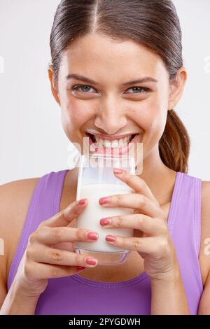 Milch tut dem Körper gut. Porträt einer schönen Frau, die ein Glas Milch hält. Stockfoto