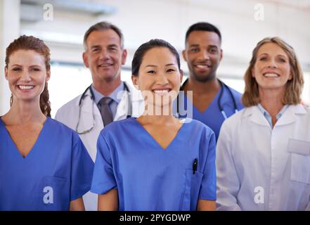 Wir kümmern uns um all Ihre Bedürfnisse im Gesundheitswesen. Portrait eines vielfältigen Teams von Medizinern. Stockfoto