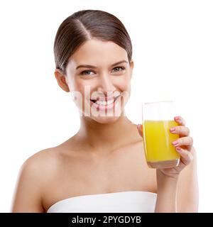 Sorgen Sie dafür, dass Sie genug Vitamin C bekommen. Studio-Porträt einer attraktiven jungen Frau, die ein Glas Orangensaft hält. Stockfoto