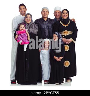 Familienbande. Studioportrait einer mehrgenerationsübergreifenden muslimischen Familie, isoliert auf Weiß. Stockfoto
