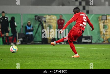 Stuttgart, Deutschland. 03. Mai 2023. Fußball: DFB Cup, VfB Stuttgart - Eintracht Frankfurt, Halbfinale, Mercedes-Benz Arena. Frankfurts Randal Kolo Muani erzielt das Tor um 3:1. WICHTIGER HINWEIS: Gemäß den Vorschriften der DFL Deutsche Fußball Liga und des DFB Deutscher Fußball-Bund ist es verboten, im Stadion aufgenommene Fotos und/oder das Spiel in Form von Sequenzbildern und/oder videoähnlichen Fotoserien zu verwenden oder verwenden zu lassen. Kredit: Tom Weller/dpa/Alamy Live News Stockfoto