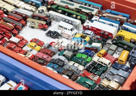 Ein Set aus vielen bunten Retro-Lkw zum Sammeln im Maßstab Metall-Plastik auf dem Flohmarkt. Gebrauchte alte Vintage benutzte neue Spielzeuge für Stockfoto