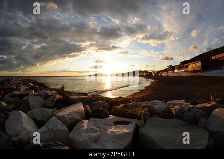 Sonnenuntergang in Cavi di Lavagna. Tigullio Golf. Ligurien. Italien Stockfoto