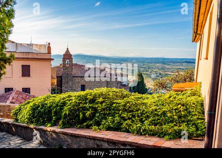 Kirche San Martino, alte Gemeindekirche von Scarlino mit wunderschönem Panorama der toskanischen Landschaft, mittelalterliche Stadt Scarlino, Toskana, Italien Stockfoto