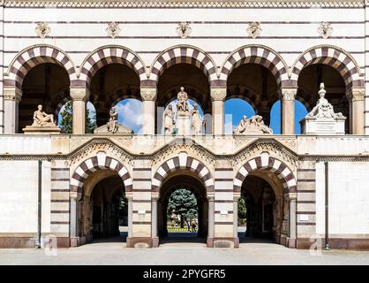 Westgalerie mit Skulpturen und Gräbern auf dem monumentalen Friedhof von Mailand, Lombardei, Italien, wo viele bemerkenswerte Menschen begraben sind. Stockfoto