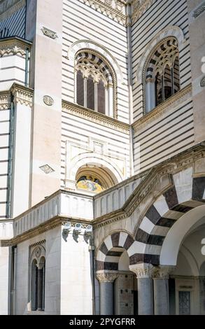 Außenansicht des 'Famedio', eines neo-mittelalterlichen Gebäudes im Stil der Hall of Fame auf dem monumentalen Friedhof von Mailand, Lombardei, Italien Stockfoto