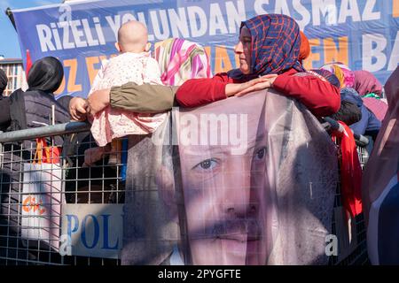 Rize, Truthahn. 3. Mai 2023 Eine Frau lehnt sich auf eine Flagge mit dem Gesicht des türkischen Präsidenten Recep Tayyip Erdoğan während einer Kundgebung von Erdoğan in der Schwarzmeerstadt Rize vor den Präsidentschafts- und Parlamentswahlen am 14. Mai. Kredit: Ingrid Woudwijk/Alamy Live News Stockfoto