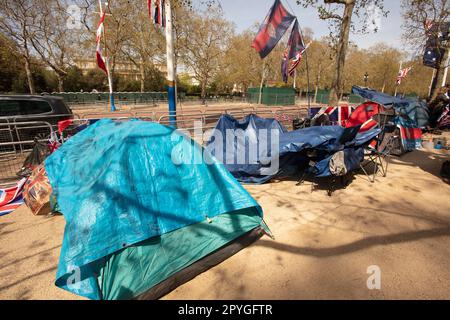 Die Leute campen in der Nähe des Buckingham Palace entlang der Mall und warten auf die Krönungsparade 2023 Stockfoto