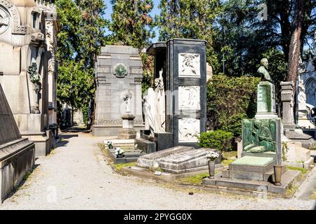 Gräber auf dem monumentalen Friedhof von Mailand, Lombardei, Italien, wo viele bemerkenswerte Menschen begraben sind. Stockfoto