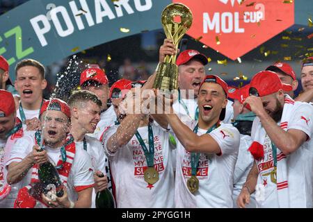 Prag, Tschechische Republik. 3. Mai 2023. Die Spieler von Slavia Prag feiern mit einer Trophäe, nachdem sie den tschechischen Pokal 2022-2023 gewonnen haben. Slavia Praha wurde vom 2022. Bis 2023. Mai 2023 zum tschechischen Fußballmeister in Prag, als sie im Finalspiel Sparta Prag 2:03 0 schlug. (Kreditbild: © Slavek Ruta/ZUMA Press Wire) NUR REDAKTIONELLE VERWENDUNG! Nicht für den kommerziellen GEBRAUCH! Stockfoto