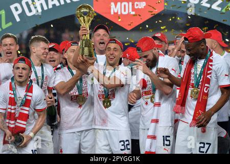 Prag, Tschechische Republik. 3. Mai 2023. Die Spieler von Slavia Prag feiern mit einer Trophäe, nachdem sie den tschechischen Pokal 2022-2023 gewonnen haben. Slavia Praha wurde vom 2022. Bis 2023. Mai 2023 zum tschechischen Fußballmeister in Prag, als sie im Finalspiel Sparta Prag 2:03 0 schlug. (Kreditbild: © Slavek Ruta/ZUMA Press Wire) NUR REDAKTIONELLE VERWENDUNG! Nicht für den kommerziellen GEBRAUCH! Stockfoto