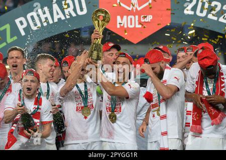 Prag, Tschechische Republik. 3. Mai 2023. Die Spieler von Slavia Prag feiern mit einer Trophäe, nachdem sie den tschechischen Pokal 2022-2023 gewonnen haben. Slavia Praha wurde vom 2022. Bis 2023. Mai 2023 zum tschechischen Fußballmeister in Prag, als sie im Finalspiel Sparta Prag 2:03 0 schlug. (Kreditbild: © Slavek Ruta/ZUMA Press Wire) NUR REDAKTIONELLE VERWENDUNG! Nicht für den kommerziellen GEBRAUCH! Stockfoto