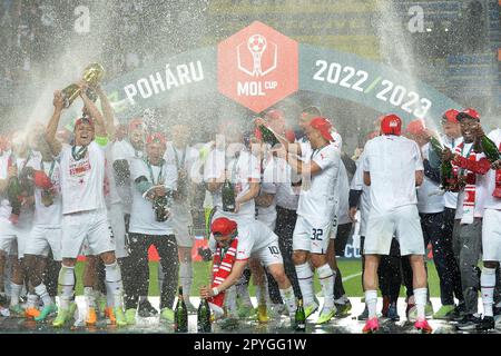 Prag, Tschechische Republik. 3. Mai 2023. Die Spieler von Slavia Prag feiern mit einer Trophäe, nachdem sie den tschechischen Pokal 2022-2023 gewonnen haben. Slavia Praha wurde vom 2022. Bis 2023. Mai 2023 zum tschechischen Fußballmeister in Prag, als sie im Finalspiel Sparta Prag 2:03 0 schlug. (Kreditbild: © Slavek Ruta/ZUMA Press Wire) NUR REDAKTIONELLE VERWENDUNG! Nicht für den kommerziellen GEBRAUCH! Stockfoto