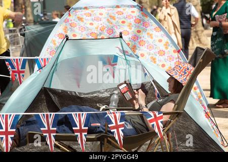 Die Leute campen in der Nähe des Buckingham Palace entlang der Mall und warten auf die Krönungsparade 2023 Stockfoto