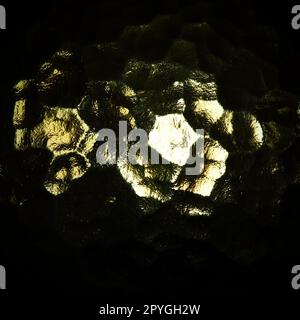 Wellglas, Rücklichtquelle. Spiel von Blendungen und Reflexionen auf einer transparenten, unebenen Oberfläche. Dunkle und helle abstrakte asymmetrische, mehrfach beleuchtete Ebenen. Abstrakter, holpriger goldener Hintergrund. Stockfoto