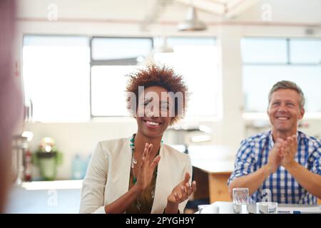 Absolut motivierend. Ein Team junger Fachleute in einer Geschäftspräsentation. Stockfoto