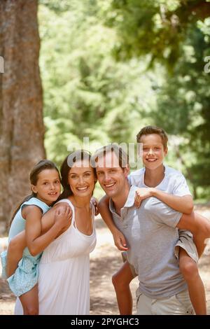 Wertvolle Momente mit der Familie. Eine glückliche Familie, die schöne Zeit zusammen im Wald verbringt. Stockfoto