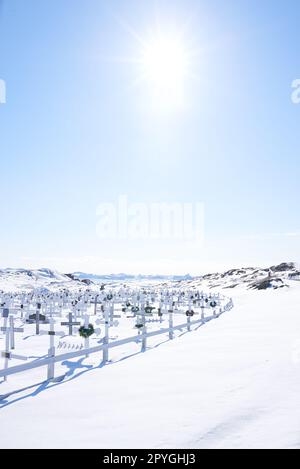 Friedhof in Grönland. Ein Foto eines Friedhofs außerhalb von Ilulissat, Grönland, DenmarkA Foto eines öffentlichen Friedhofs außerhalb von Ilulissat, Grönland, Dänemark. Stockfoto