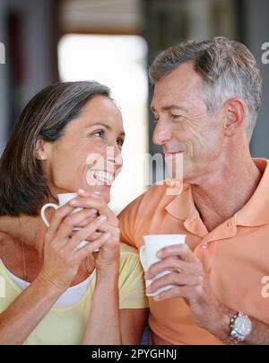 Bliss ist mit dir zusammen. Ein liebevolles, reifes Paar, das zu Hause Kaffee trinkt. Stockfoto