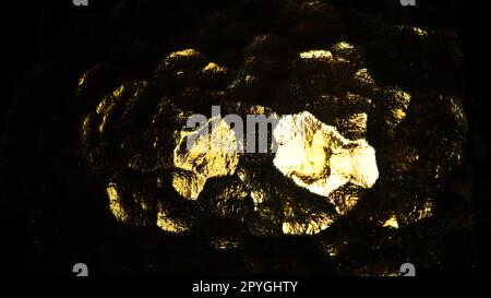 Wellglas, Rücklichtquelle. Spiel von Blendungen und Reflexionen auf einer transparenten, unebenen Oberfläche. Dunkle und helle abstrakte asymmetrische, mehrfach beleuchtete Ebenen. Abstrakter, holpriger goldener Hintergrund. Stockfoto