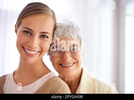 Sie ist mein Vorbild. Porträt einer lächelnden jungen Frau und ihrer Mutter, die sich anfreundet. Stockfoto