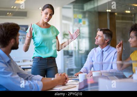 Ich denke an etwas größeres. Eine Gruppe von Geschäftsleuten in einem Meeting. Stockfoto