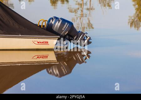 Abstraktes Bild von Außenbordmotoren auf einem Boot im Steveston Harbour, British Columbia, Kanada Stockfoto