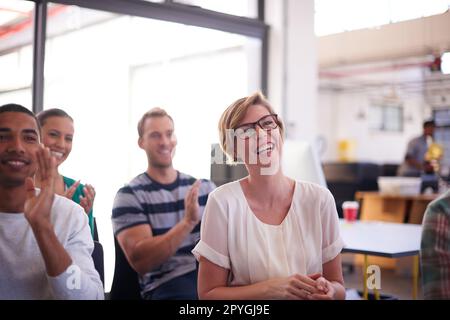 Sie alle haben ihre eigenen Ideen. Junge Designer arbeiten in ihrem Büro zusammen. Stockfoto