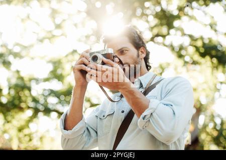 Suchen Sie nicht nach Glück, sondern erschaffen Sie es. Ein hübscher junger Tourist, der sich die Sehenswürdigkeiten anschaut. Stockfoto