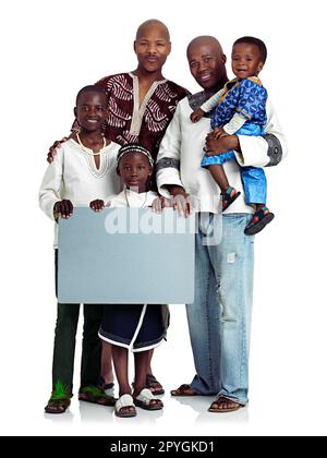 Väter mit einer Botschaft. Studiofoto von zwei afrikanischen Männern mit Kindern, die ein leeres Brett halten, isoliert auf Weiß. Stockfoto