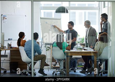 In diesem Büro geht es um den Austausch von Ideen. Eine Gruppe von Kollegen in einer Vorstandssitzung. Stockfoto