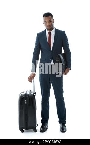 Geschäftsreisen. Ein hübscher junger afroamerikanischer Geschäftsmann, der neben seinem Koffer steht, isoliert auf Weiß. Stockfoto