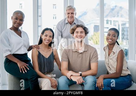 Geschäftsleute, Sofa und Diversity Portrait für Vision, Solidarität oder Teambildung im Marketingbüro. Unternehmensteams, multikulturell oder gemeinsam auf der Couch für Ziele, Mission oder Erfolg am Arbeitsplatz Stockfoto