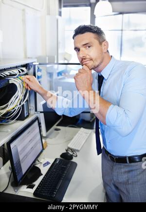 Ja, es gibt ein Problem... Porträt eines Computeringenieurs, der auf einem Server arbeitet. Stockfoto
