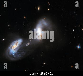 (230503) -- WASHINGTON, 3. Mai 2023 (Xinhua) -- das Bild von Hubble Space Telescope der NASA, veröffentlicht von der NASA am 3. Mai 2023, zeigt interagierende Galaxien, bekannt als AM 1214-255. Das Hubble-Weltraumteleskop der NASA hat das neue Bild von außergewöhnlich hellen interagierenden Galaxien aufgenommen, bekannt als AM 1214-255, sagte die Agentur Mittwoch. (NASA/ESA/A. Barth/University of California-Irvine/J. Dalcanton/University of Washington/Processing: Gladys Kober/NASA/Catholic University of America/Handout via Xinhua) Stockfoto