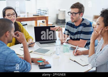 Entwicklung der Software für morgen. Eine Gruppe junger Designer bei der Arbeit in einem Büro. Stockfoto