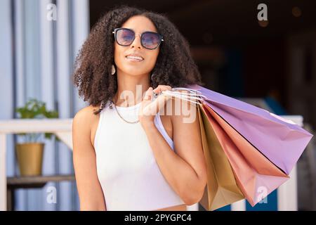 Black Woman, Shopping und Outdoor Mall mit Einkaufstasche, Einzelhandel und Verkauf mit Rabatt in Boutique. Designermarke, Mode und weibliche Kundin mit Sonnenbrille im Einkaufszentrum in Los Angeles. Stockfoto