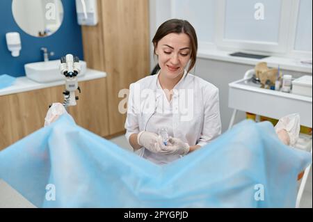 Arztvorbereitung zur gynäkologischen Untersuchung der jungen Frau auf dem Stuhl Stockfoto