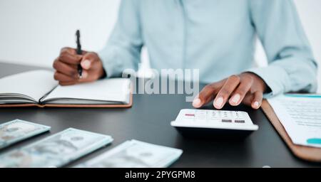 Hand, Rechner und Schreiben mit einem Finanzbuchhalter, der an Einsparungen oder Investitionen in einem Büro arbeitet. Geld, Buchhaltung und Budget bei der Arbeit eines Bankmitarbeiters für finanzielles Wachstum oder Planung Stockfoto