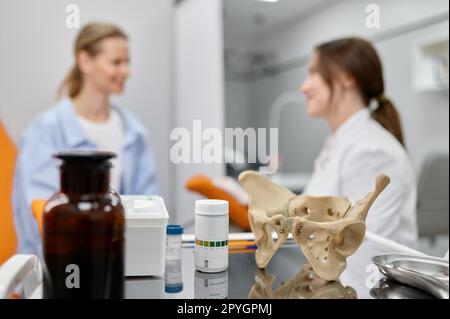 Selektiver Fokus auf Beckenstruktur und Pillen auf dem Tisch in der gynäkologischen Praxis Stockfoto