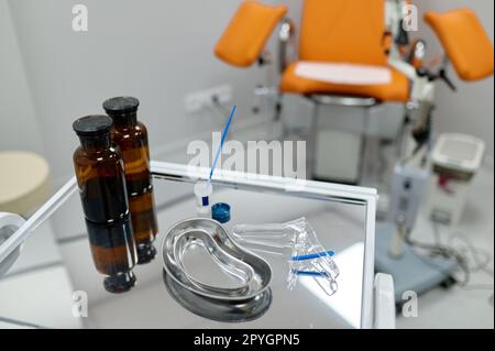 Gynäkologisches Spekulum, medizinische Bad- und Flüssigmedikamentenflaschen Stockfoto