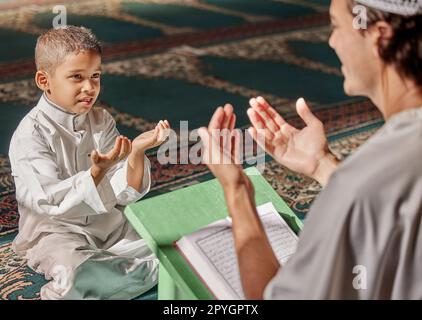 Muslime, Kinder oder Männer beten, Allah im heiligen Tempel oder in der Moschee mit Dankbarkeit als Familie auf Ramadan zu verehren. Islamisch, Gemeinschaft oder Menschen beten mit Jungen oder Kindern für die Unterstützung der Götter, spirituellen Frieden Stockfoto