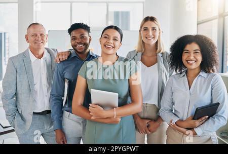 Porträt, zufriedene oder Geschäftsleute in einer digitalen Agentur in einem Bürogebäude mit Motivation, Zielen oder Mission. Führung, Teamarbeit oder selbstbewusste Mitarbeiter lächeln stolz, solidarisch oder unterstützend Stockfoto